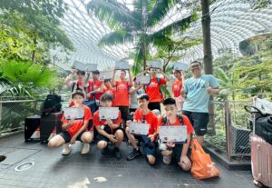 Học sinh nhận chứng nhận tham gia Trại hè Quốc tế 2025