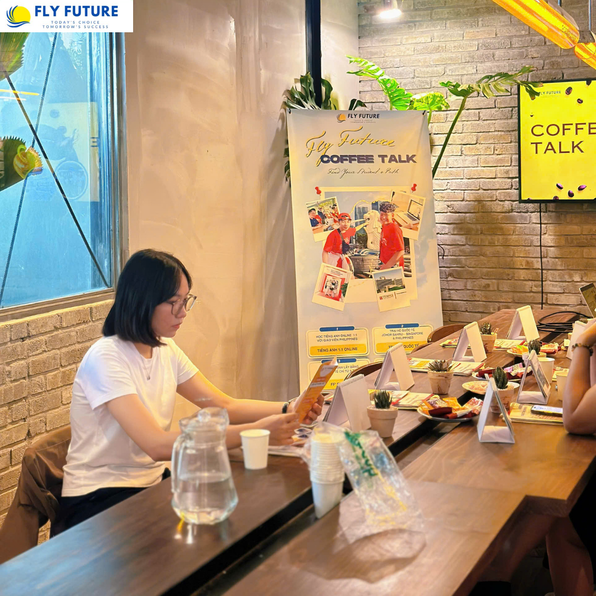 Các đối tác đang nghiên cứu thông tin tại Coffee Talk